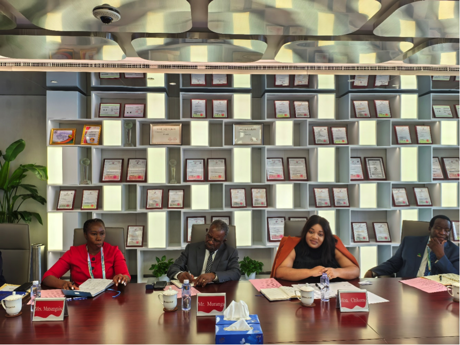 津巴布韦副外长到访jinnianhui今年会集团总部